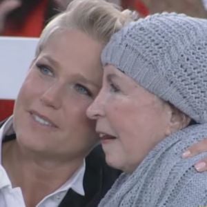 Xuxa Meneghel vibrou após curtir momento de lazer com a mãe, Dona Alda, de 80 anos, na véspera do Natal: 'Antes da ceia minha Aldinha entrou na piscina... Obrigada, Deus'