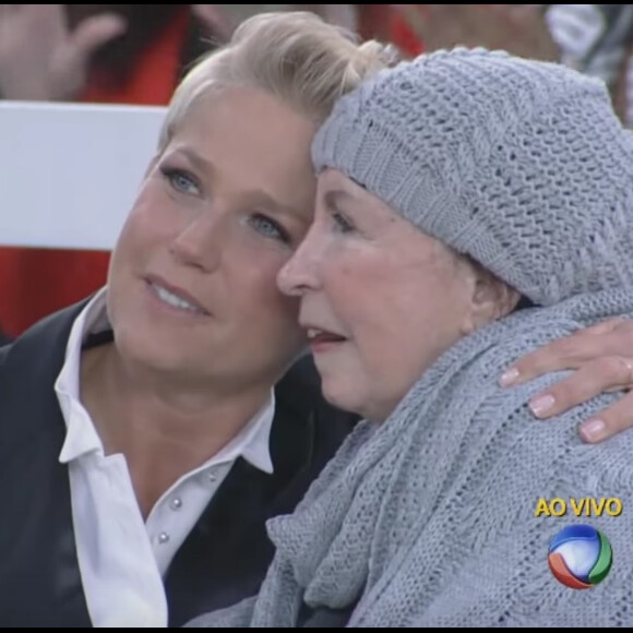 Xuxa Meneghel vibrou após curtir momento de lazer com a mãe, Dona Alda, de 80 anos, na véspera do Natal: 'Antes da ceia minha Aldinha entrou na piscina... Obrigada, Deus'