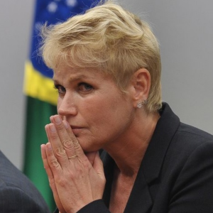 Xuxa acredita que sua conexão com a mãe a mantém viva: 'Eu e quase todos os médicos acreditamos que minha mãe ainda tá ali porque ela viu o meu sofrimento e não quer me deixar. Então ela meio que briga pra não ir embora'