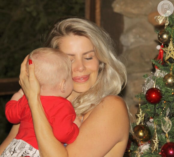 Karina Bacchi celebrou o Natal com o filho Enrico, de 4 meses