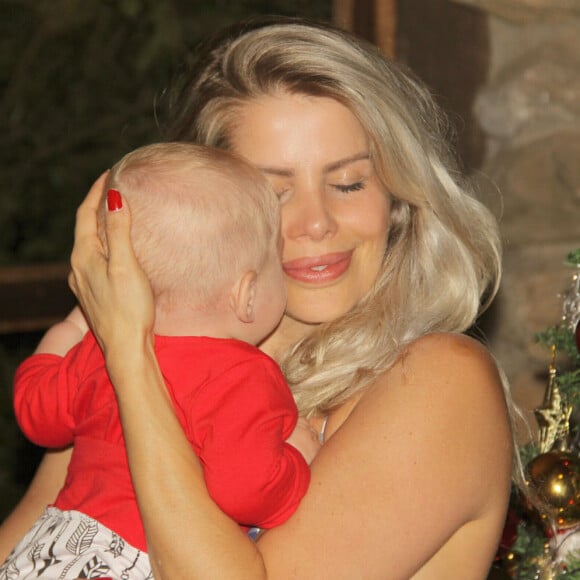 Karina Bacchi celebrou o Natal com o filho Enrico, de 4 meses