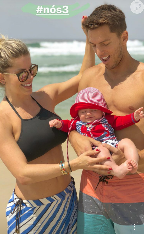 Karina Bacchi curtiu praia com namorado, Amaury Nunes, e filho, Enrico