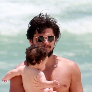 Bruno Gissoni já foi fotografado na praia com a filha, Madalena