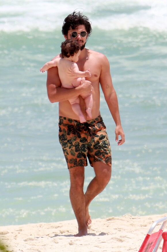 Bruno Gissoni já foi fotografado na praia com a filha, Madalena