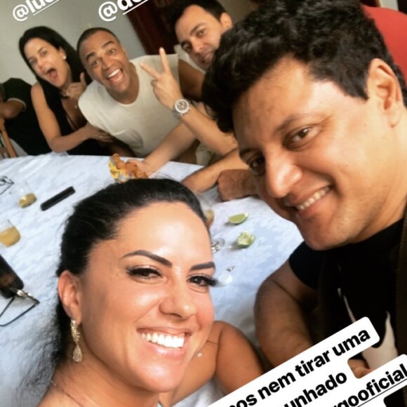 Graciele Lacerda se diverte em clique com cunhados