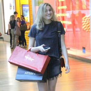 Às vésperas do Natal, Sasha Meneghel foi às compras em shopping do Rio de Janeiro