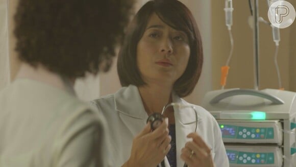 Mitsuko (Lina Agifu) ficará surpresa ao ver Anderson (Juan Paiva) dando entrada no hospital em que trabalha e aceitará operá-lo, em cena que vai ao ar a partir de 8 de janeiro de 2018, em 'Malhação - Viva a Diferença'