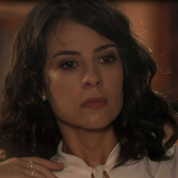 Lucinda (Andreia Horta) insinua que Emília (Françoise Forton) tem um caso com Carolina (Mayana Moura) em 'Tempo de Amar'