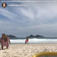 Mariana Bridi mostra Rafael Cardoso brincando com filha, Aurora, na praia. Vídeo
