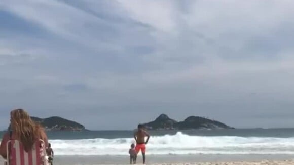 Mariana Bridi mostra Rafael Cardoso brincando com filha, Aurora, na praia. Vídeo