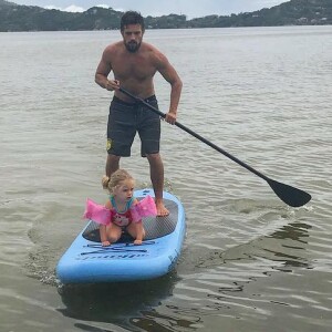 Mariana Bridi mostrou um momento de descontração de Rafael Cardoso com a filha