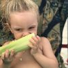 Mariana Bridi mostrou a filha, Aurora, comendo milho verde na praia