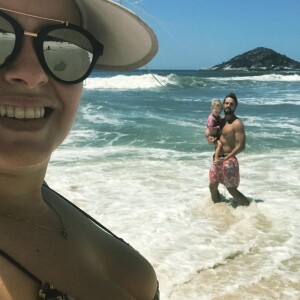 Mariana Bridi curtiu a praia com o marido, Rafael Cardoso, e a filha de 3 anos