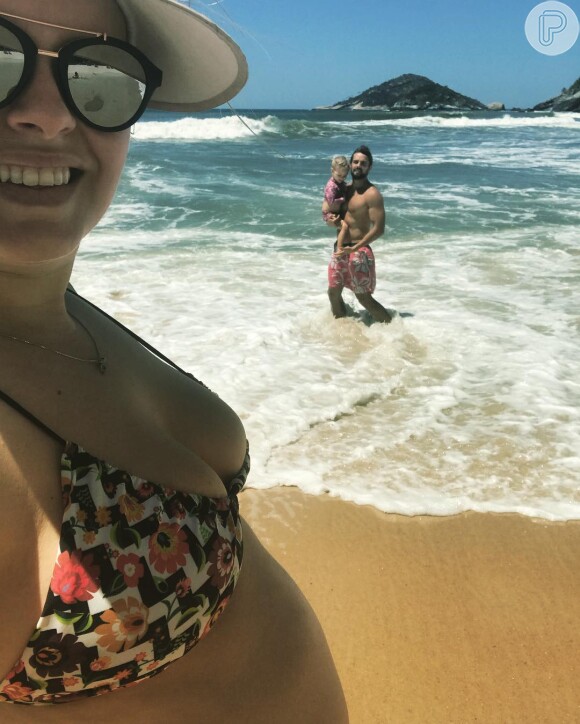 Mariana Bridi curtiu a praia com o marido, Rafael Cardoso, e a filha de 3 anos
