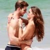 Izabel Goulart e Kevin Trapp namoram durante passeio em praia de Fernando de Noronha, nesta segunda-feira, 25 de dezembro de 2017