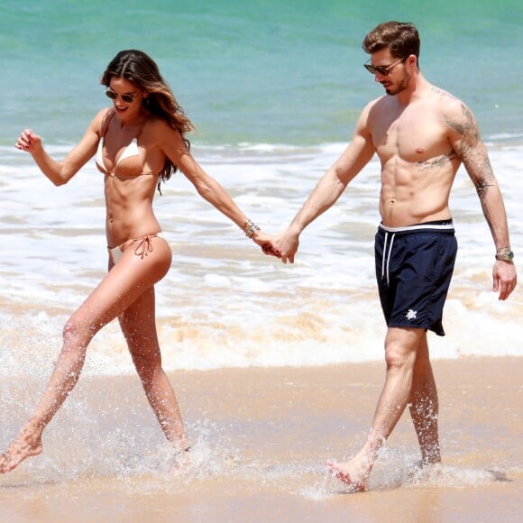 Izabel Goulart brinca no mar na companhia de Kevin Trapp