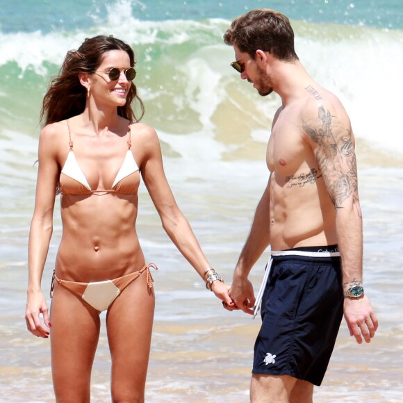 Izabel Goulart, de biquíni, mostrou boa forma: barriga trincada e bumbum durinho