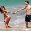 Izabel Goulart se diverte com namorado durante passeio na praia