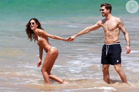 Izabel Goulart se diverte com namorado durante passeio na praia