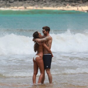 Izabel Goulart, de biquíni, mostra corpo sequinho e troca beijos com namorado, Kevin Trapp, em praia de Fernando de Noronha, nesta segunda-feira, 25 de dezembro de 2017