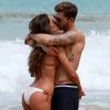 Izabel Goulart troca beijos com namorado, Kevin Trapp, em praia de Fernando de Noronha