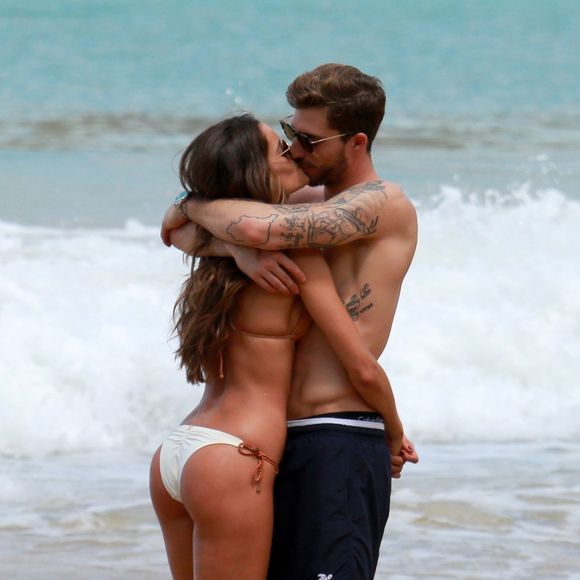 Izabel Goulart troca beijos com namorado, Kevin Trapp, em praia de Fernando de Noronha