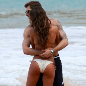 Izabel Goulart, de biquíni, mostra corpo sequinho e troca beijos com namorado, Kevin Trapp, em praia de Fernando de Noronha, nesta segunda-feira, 25 de dezembro de 2017