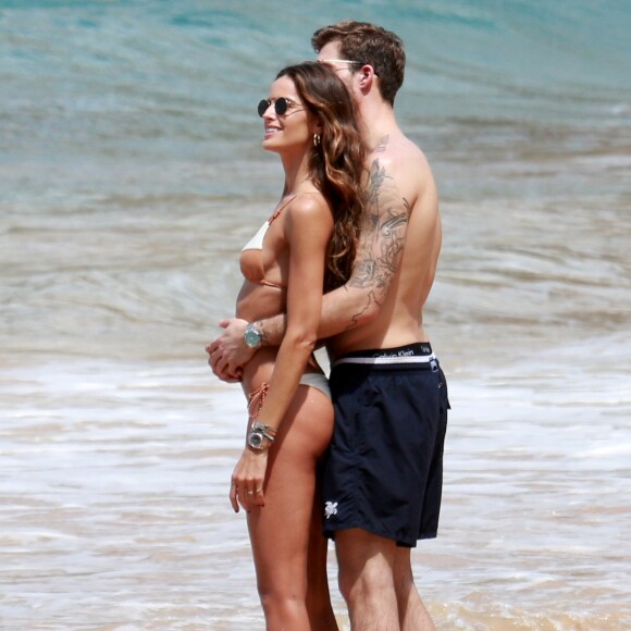 Izabel Goulart e namorado, Kevin Trapp, admiram cenário paradisiáco em praia de Fernando de Noronha, nesta segunda-feira, 25 de dezembro de 2017
