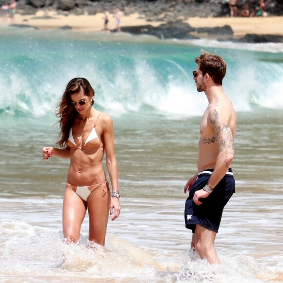 Izabel Goulart, de biquíni, mostra corpo sequinho e troca beijos com namorado, Kevin Trapp, em praia de Fernando de Noronha, nesta segunda-feira, 25 de dezembro de 2017