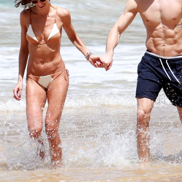 Izabel Goulart, de biquíni, mostra corpo sequinho e troca beijos com namorado, Kevin Trapp, em praia de Fernando de Noronha, nesta segunda-feira, 25 de dezembro de 2017