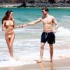 Izabel Goulart, de biquíni, mostra corpo sequinho e troca beijos com namorado, Kevin Trapp, em praia de Fernando de Noronha, nesta segunda-feira, 25 de dezembro de 2017