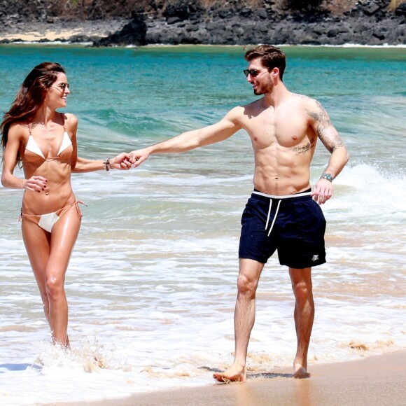 Izabel Goulart, de biquíni, mostra corpo sequinho e troca beijos com namorado, Kevin Trapp, em praia de Fernando de Noronha, nesta segunda-feira, 25 de dezembro de 2017