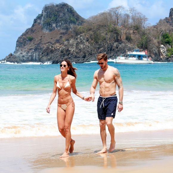 Izabel Goulart, de biquíni, mostra corpo sequinho e troca beijos com namorado, Kevin Trapp, em praia de Fernando de Noronha, nesta segunda-feira, 25 de dezembro de 2017