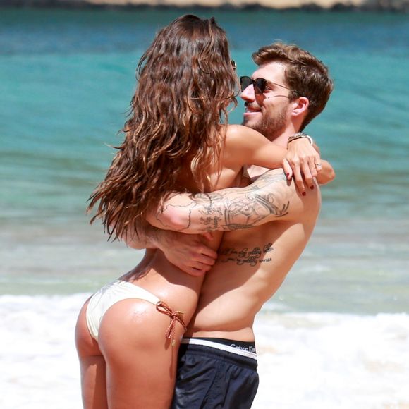 Izabel Goulart, de biquíni, mostra corpo sequinho e troca beijos com namorado, Kevin Trapp, em praia de Fernando de Noronha, nesta segunda-feira, 25 de dezembro de 2017