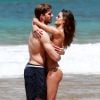 Izabel Goulart, de biquíni, mostra corpo sequinho e troca beijos com namorado, Kevin Trapp, em praia de Fernando de Noronha, nesta segunda-feira, 25 de dezembro de 2017