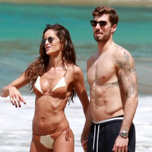 Izabel Goulart, de biquíni, mostra corpo sequinho e troca beijos com namorado, Kevin Trapp, em praia de Fernando de Noronha, nesta segunda-feira, 25 de dezembro de 2017