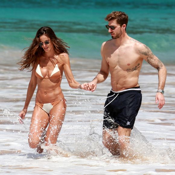 Izabel Goulart, de biquíni, mostra corpo sequinho e troca beijos com namorado, Kevin Trapp, em praia de Fernando de Noronha, nesta segunda-feira, 25 de dezembro de 2017