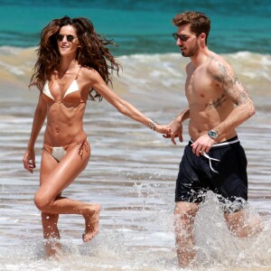 Izabel Goulart, de biquíni, mostra corpo sequinho e troca beijos com namorado, Kevin Trapp, em praia de Fernando de Noronha, nesta segunda-feira, 25 de dezembro de 2017