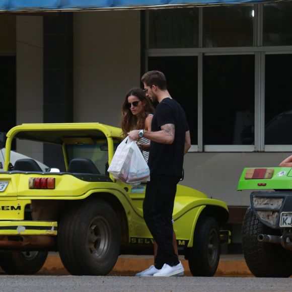 Izabel Goulart chega em Fernando de Noronha acompanhada do namorado, o jogador de futebol Kevin Trapp, nesta segunda-feira, 25 de dezembro de 2017