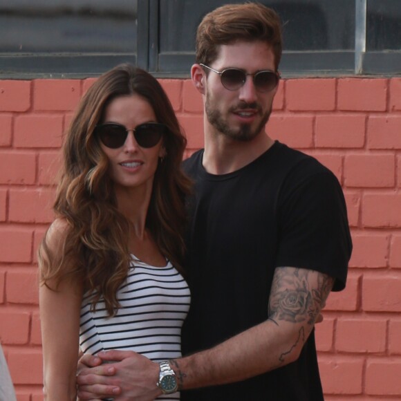 Izabel Goulart chega em Fernando de Noronha acompanhada do namorado, o jogador de futebol Kevin Trapp, nesta segunda-feira, 25 de dezembro de 2017