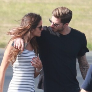 Izabel Goulart exibe vestido midi listrado e mala Louis Vuitton ao desembarcar em Fernando de Noronha com o namorado, Kevin Trapp