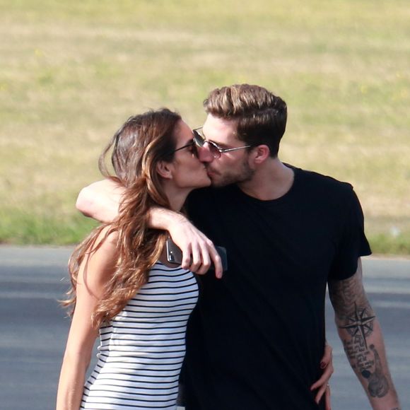 Izabel Goulart ganha beijo de Kevin Trapp ao desembarcar em Fernando de Noronha
