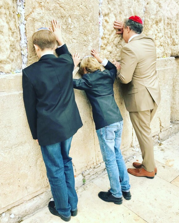Luciano Huck e os filhos, Joaquim e Benício, foram ao Muro das Lamentações durante viagem a Jerusalém