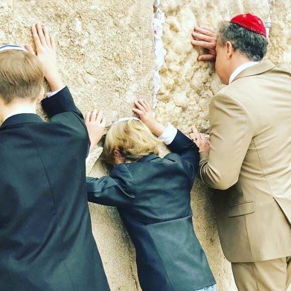 Luciano Huck e os filhos, Joaquim e Benício, foram ao Muro das Lamentações durante viagem a Jerusalém