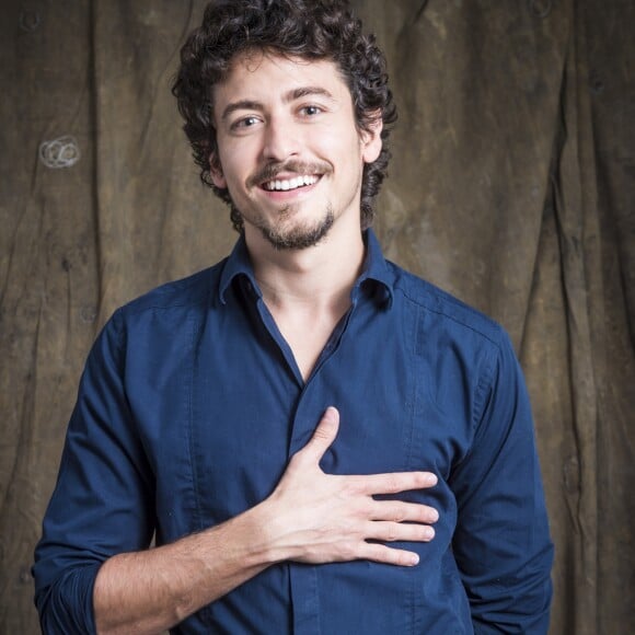 Jesuíta Barbosa forma casal com Maurício Destri no clipe 'Flutua'