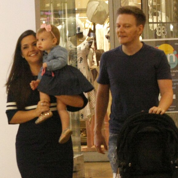 Thais Fersoza e o marido, Michel Teló, levaram filha ao shopping nesta quarta-feira, 27 de dezembro de 2017