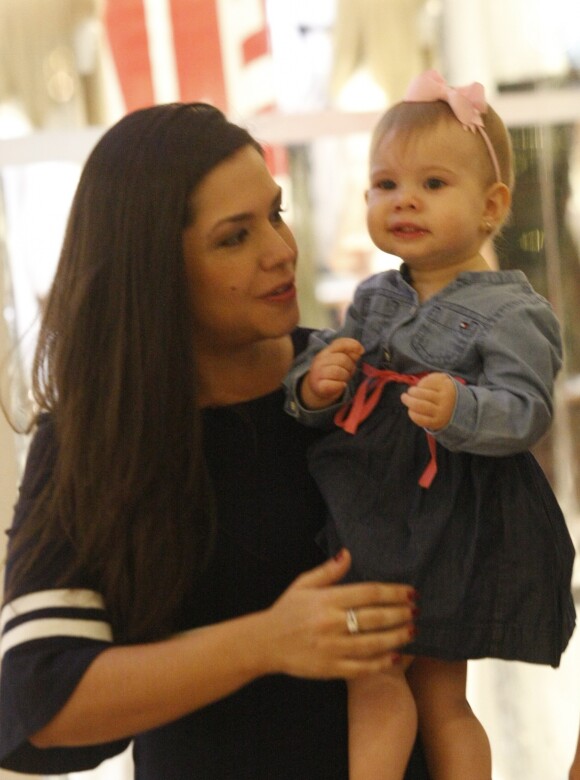 Melinda esbanjou fofura no colo da mãe, Thais Fersoza, em shopping do Rio