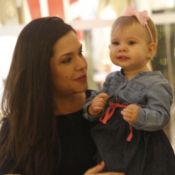 Melinda esbanjou fofura no colo da mãe, Thais Fersoza, em shopping do Rio