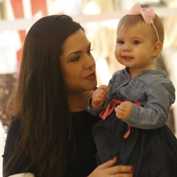 Filha de Thais Fersoza, Melinda esbanjou simpatia no colo da atriz