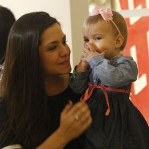 Thais Fersoza passeou com filha, Melinda, em shopping do Rio de Janeiro nesta quarta-feira, 27 de dezembro de 2017